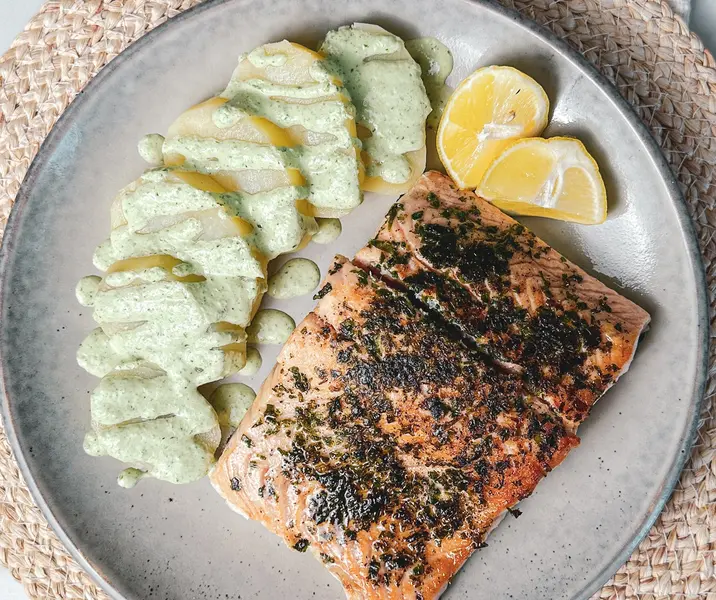 Salmón con salsa cremosa y papas cocidas bbb