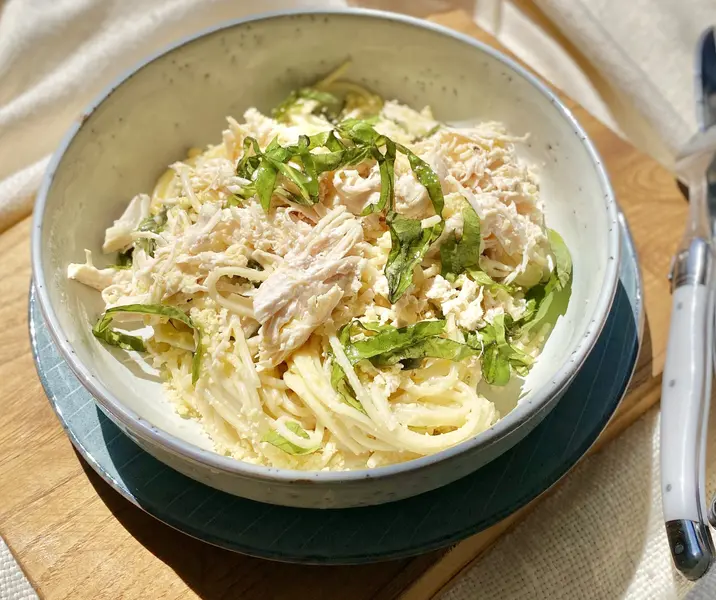 Pasta con limón albahaca y pollo bbb