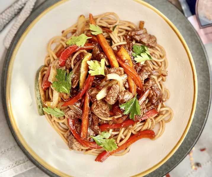 Tallarines con carne y verduras salteadas bbb