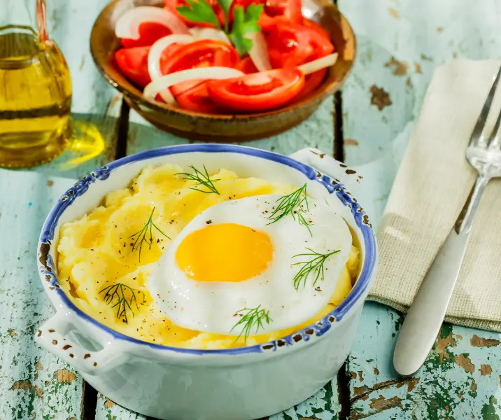 Huevo frito con puré de papas bbb