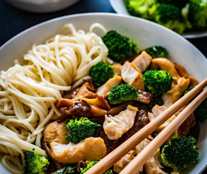 Tallarines con pollo y brócoli bbb