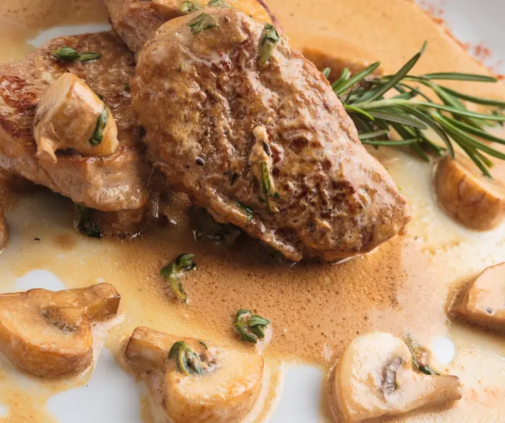 Medallones de carne en salsa strogonoff con arroz bbb