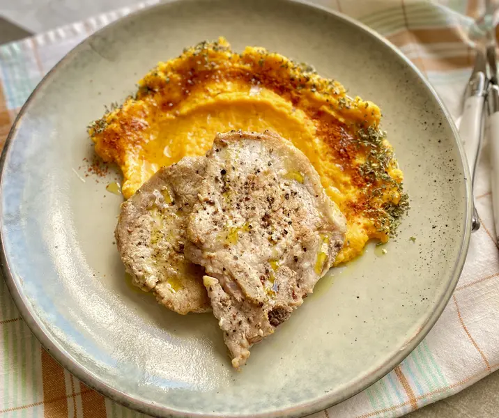 Chuletas de cerdo con puré de zapallo bbb