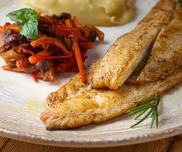 Reineta al eneldo con puré de papas bbb