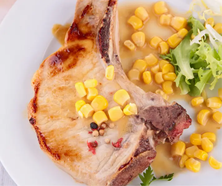 Chuletas de cerdo con ensalada verde y choclo bbb