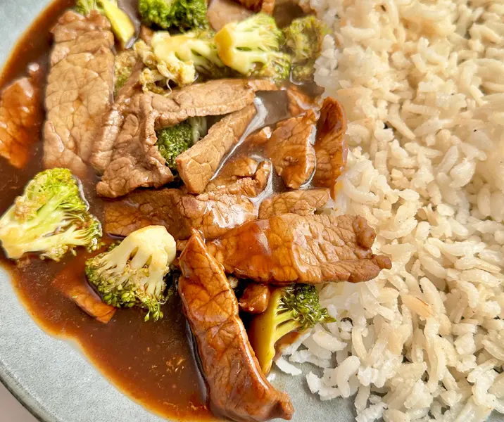 Carne al brócoli con arroz bbb