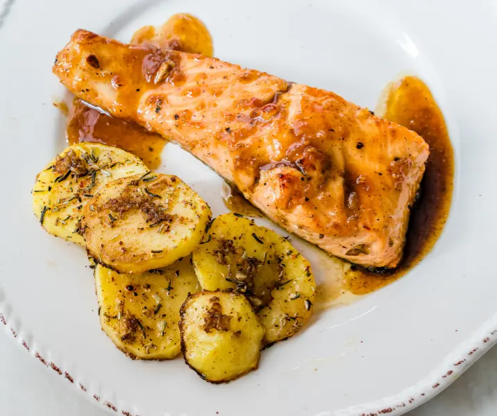 Salmón con papas enmantequilladas bbb