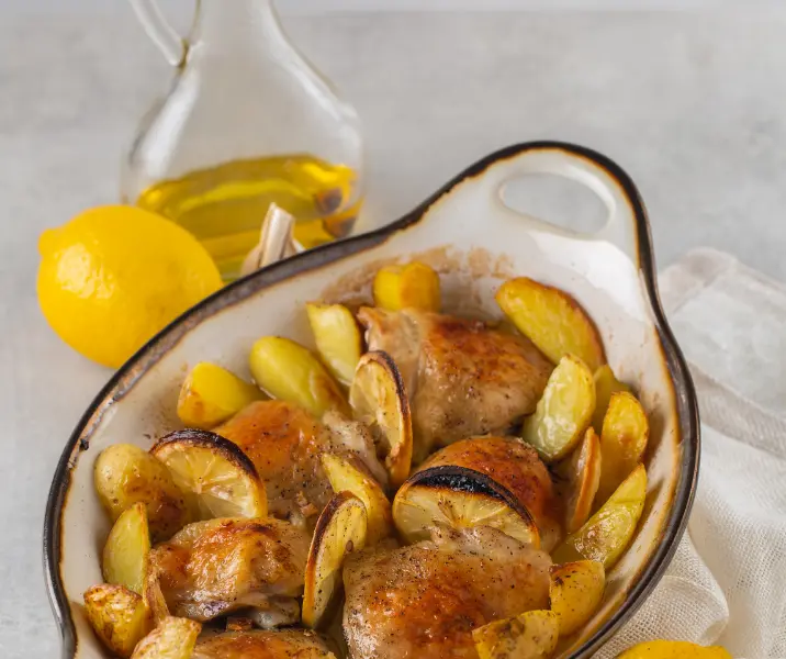 Pollo al limón con ajo y papas doradas bbb