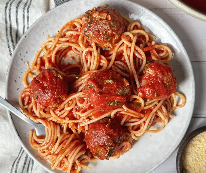 Albóndigas con salsa de tomate y pasta bbb