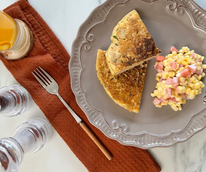 Tortilla de atún con ensalada de tomate y choclo bbb