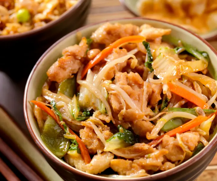 Chop suey de pollo y verduras con arroz bbb