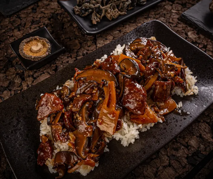 Chop suey de carne y verduras con arroz bbb