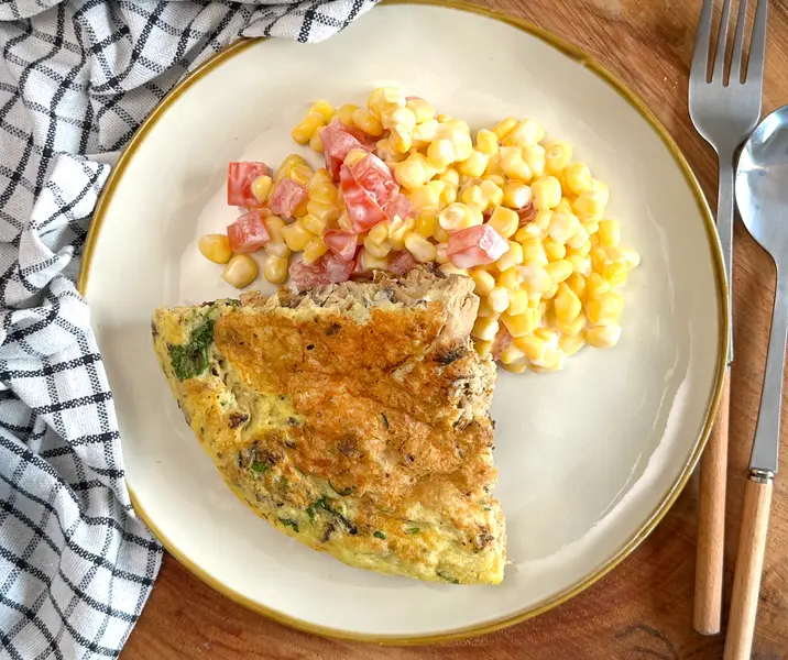 Tortilla de jurel con ensalada de tomate y choclo bbb
