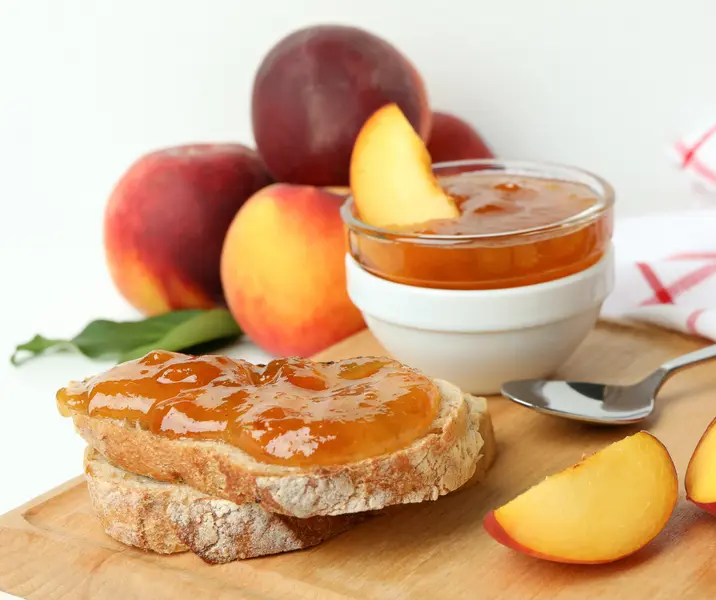 Marraqueta con mermelada de durazno