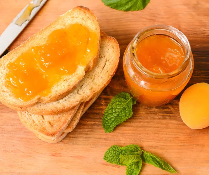 Marraqueta con mermelada de damasco