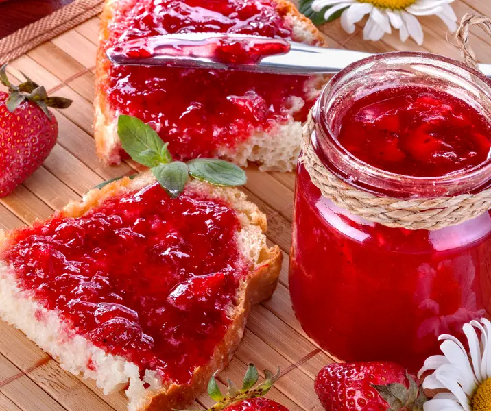 Marraqueta con mermelada de frutilla