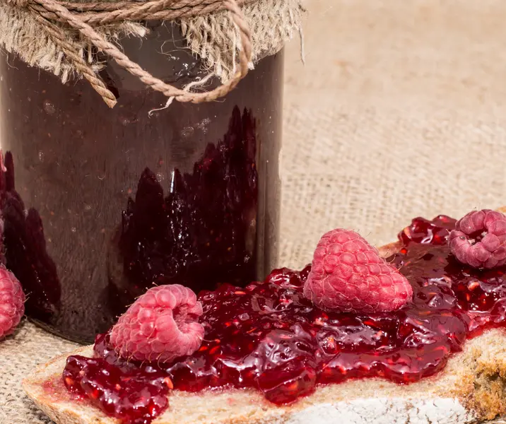 Marraqueta con mermelada de frambuesa