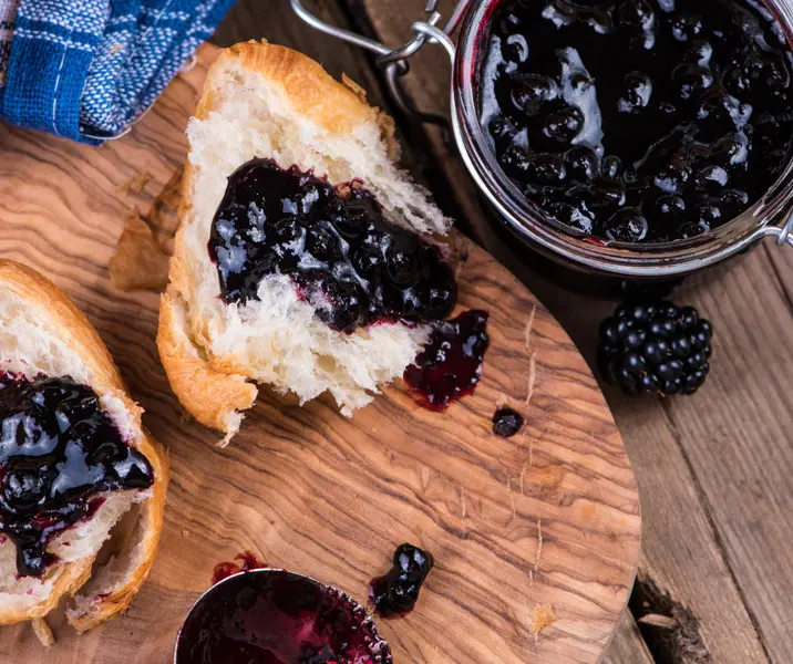 Marraqueta con mermelada de mora