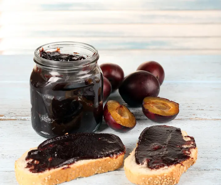 Marraqueta con mermelada de ciruela