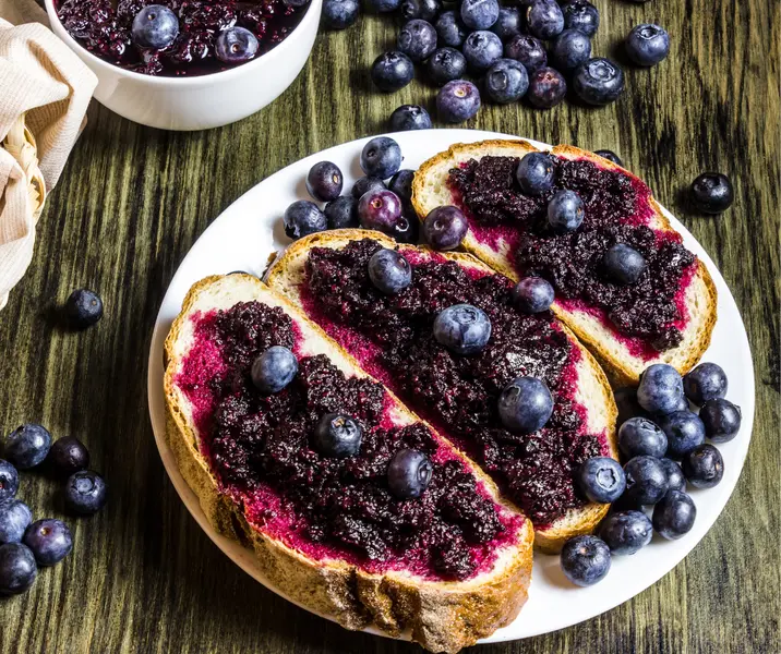 Marraqueta con mermelada de arándanos