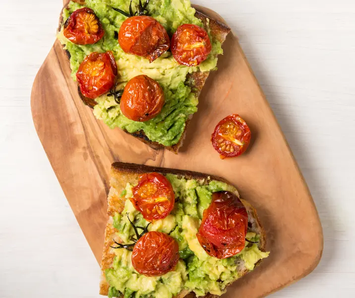 Marraqueta con tomate y palta