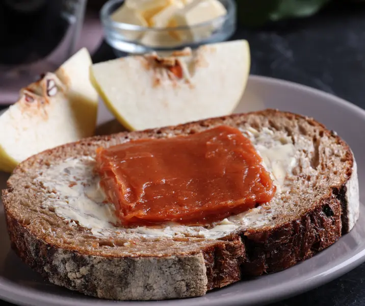 Marraqueta con dulce de membrillo