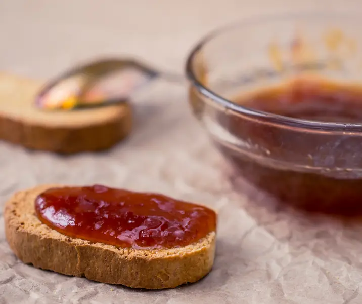 Pan integral con mermelada de durazno