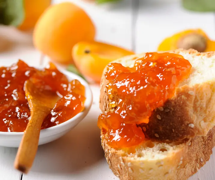 Pan integral con mermelada de damasco