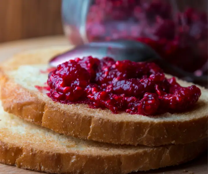 Pan integral con mermelada de frambuesa