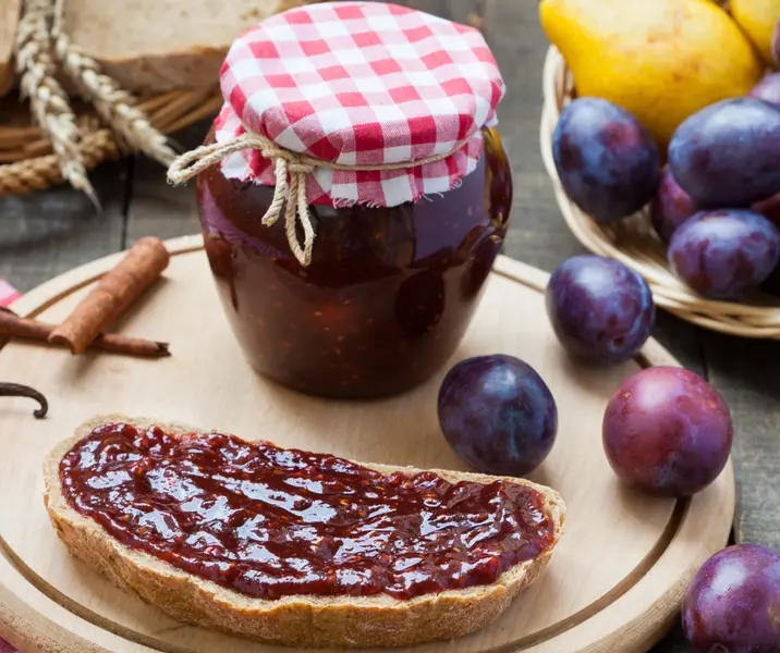 Pan integral con mermelada de ciruela