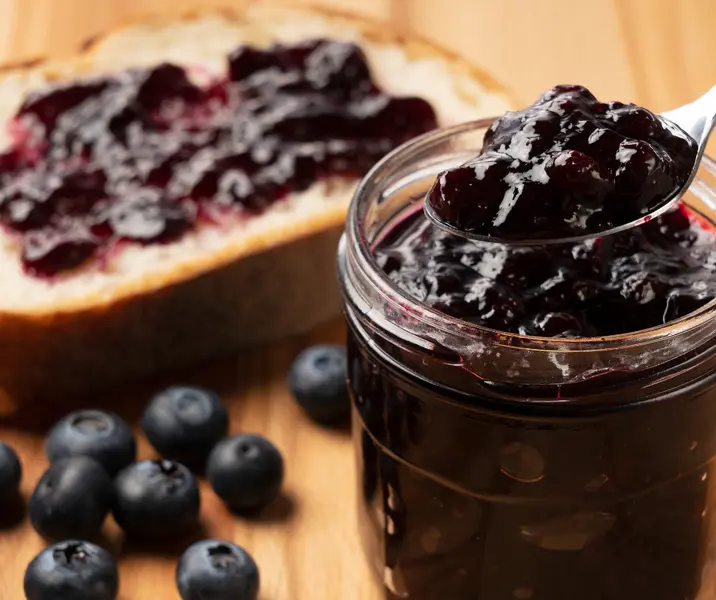 Pan integral con mermelada de arándanos