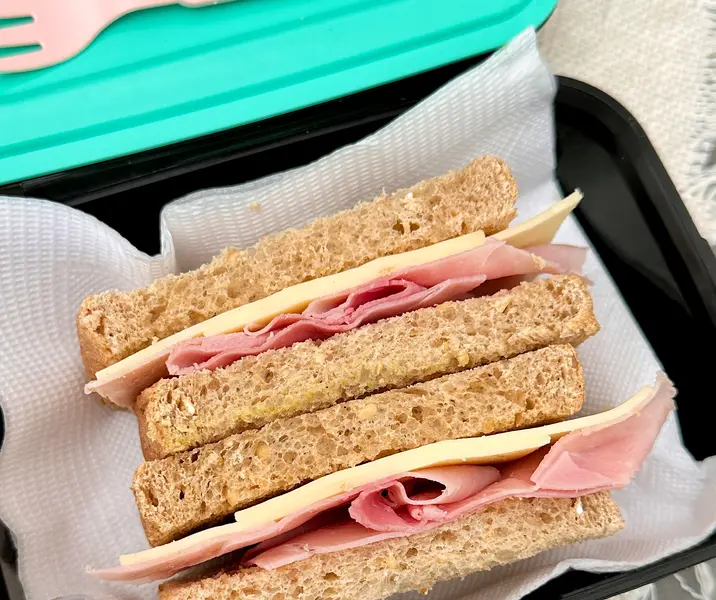 Pan integral con jamón y queso