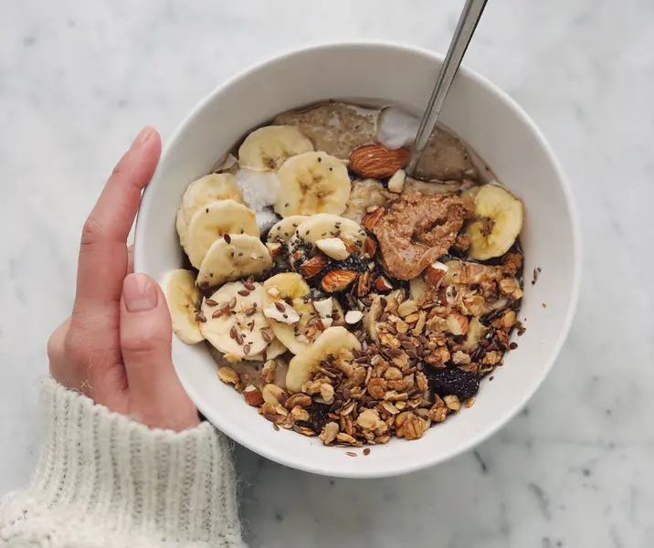 Cereales chocolatados con leche y plátano