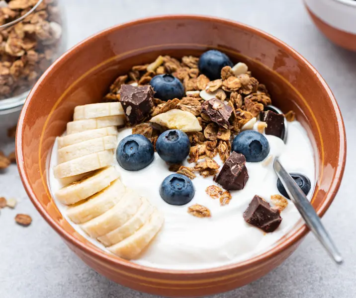 Cereales chocolatados con yogurt y plátano