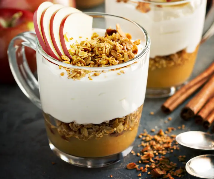 Cereales chocolatados con yogurt y manzana