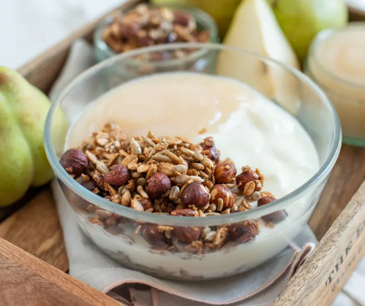 Cereales chocolatados con yogurt y pera