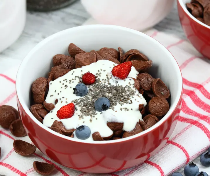 Cereales chocolatados con yogurt y frutillas