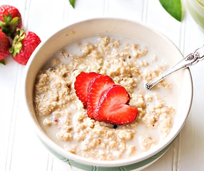 Avena con leche y frutillas