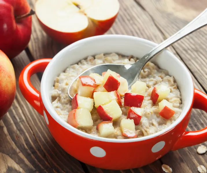 Avena con yogurt y manzana