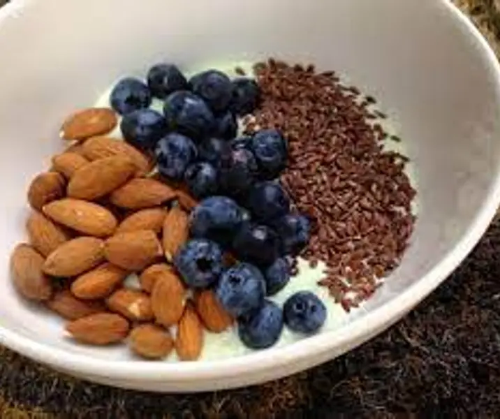 Yogurt con semillas: almendras, linaza y zapallo maría ayuda
