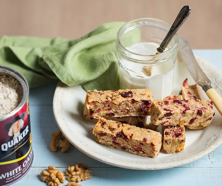 Yogurt + barra de cereal maría ayuda