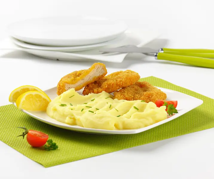 Puré de papas con nuggets de pollo bbb