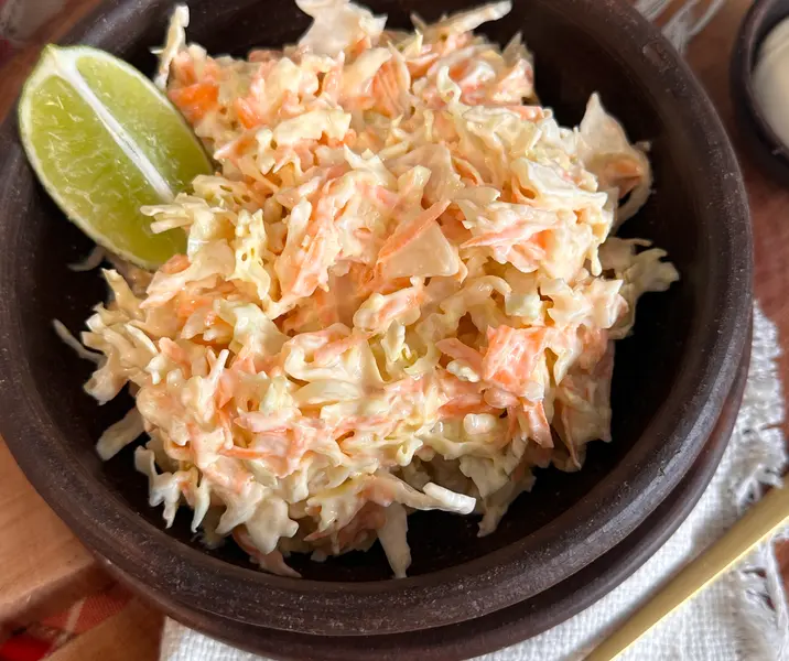 Repollo blanco con zanahoria y mayonesa bbb