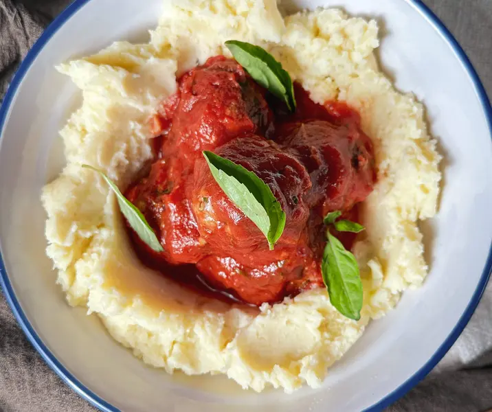 Albóndigas con salsa de tomate y puré de papas bbb