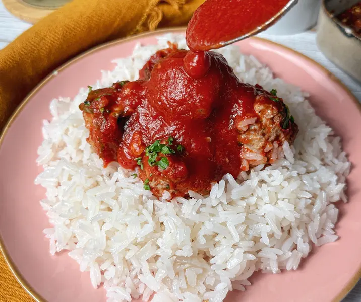 Albóndigas con salsa de tomate y arroz bbb