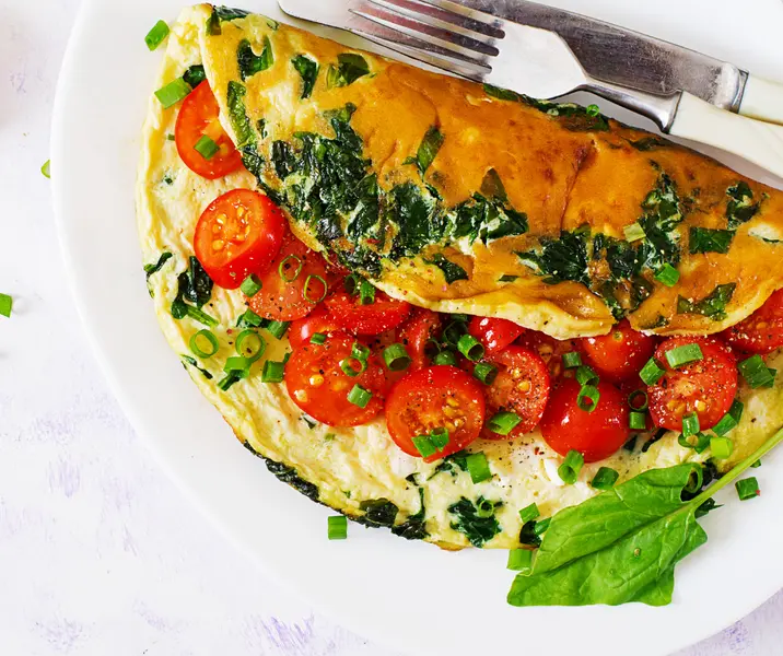 Omelette de espinaca, tomate y champiñones con arroz bbb
