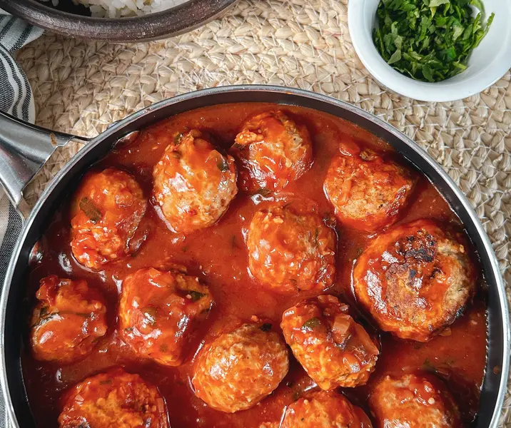 Albóndigas de pavo con salsa de tomate y arroz bbb