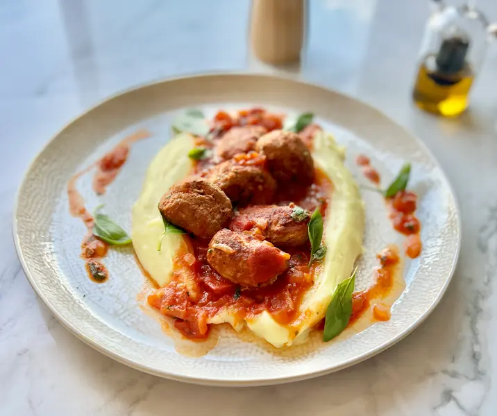 Albóndigas de pavo con salsa de tomate y puré de papas bbb