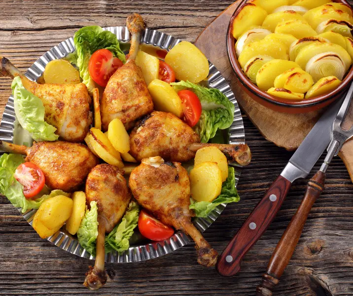 Pollo con verduras y papas doradas bbb