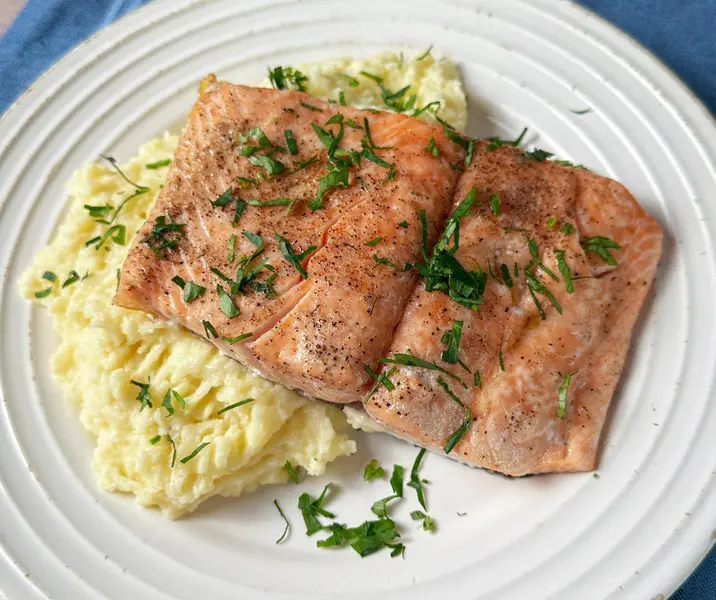 Salmón al horno con puré de papas bbb
